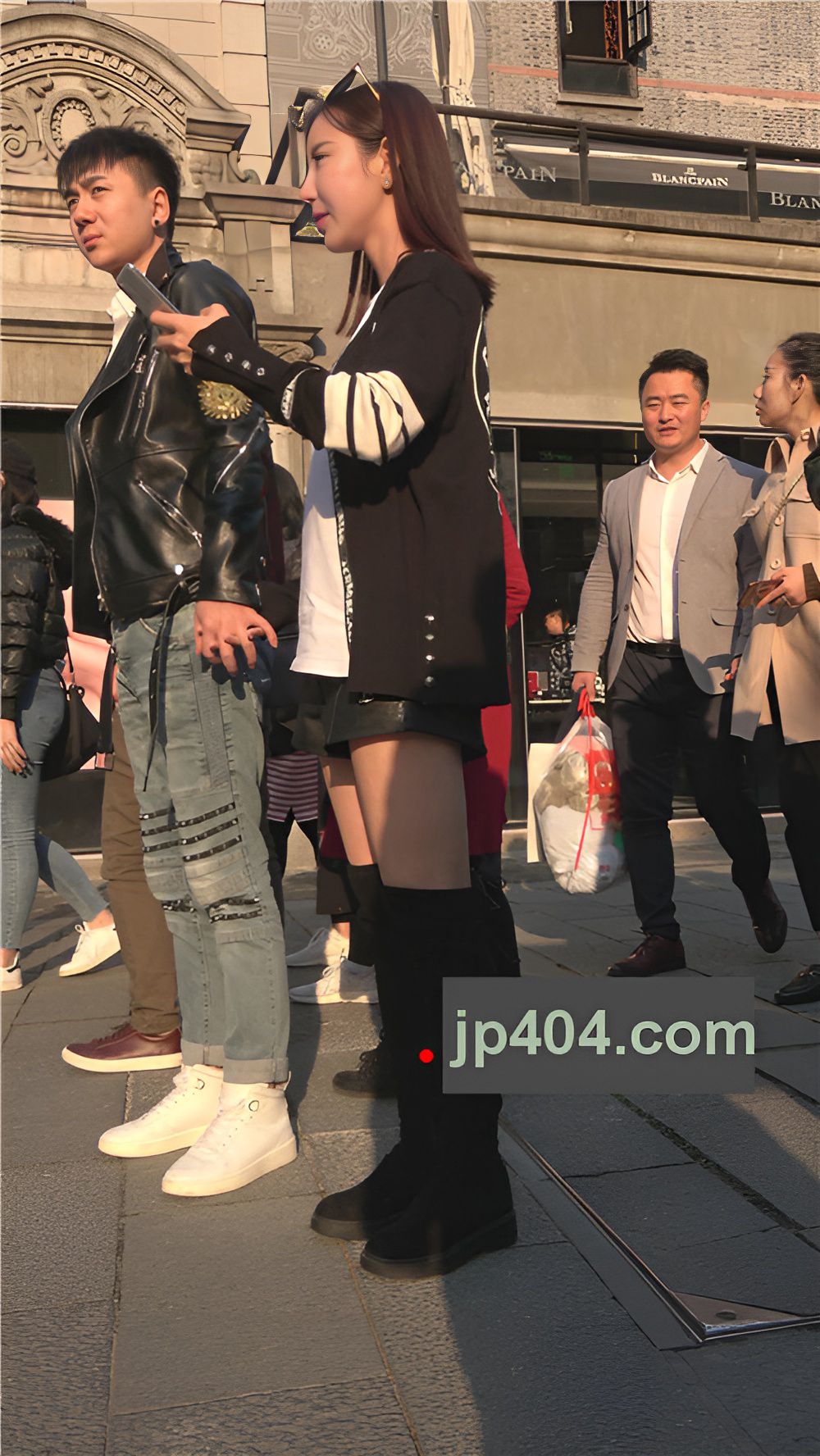 戴着墨镜的高靴小姐姐[1.65G/MP4]