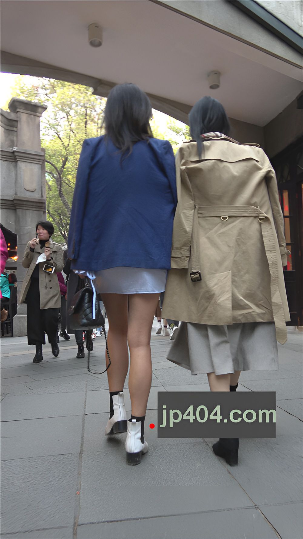 蓝色连体裙裸腿美女[1.65G/MP4]