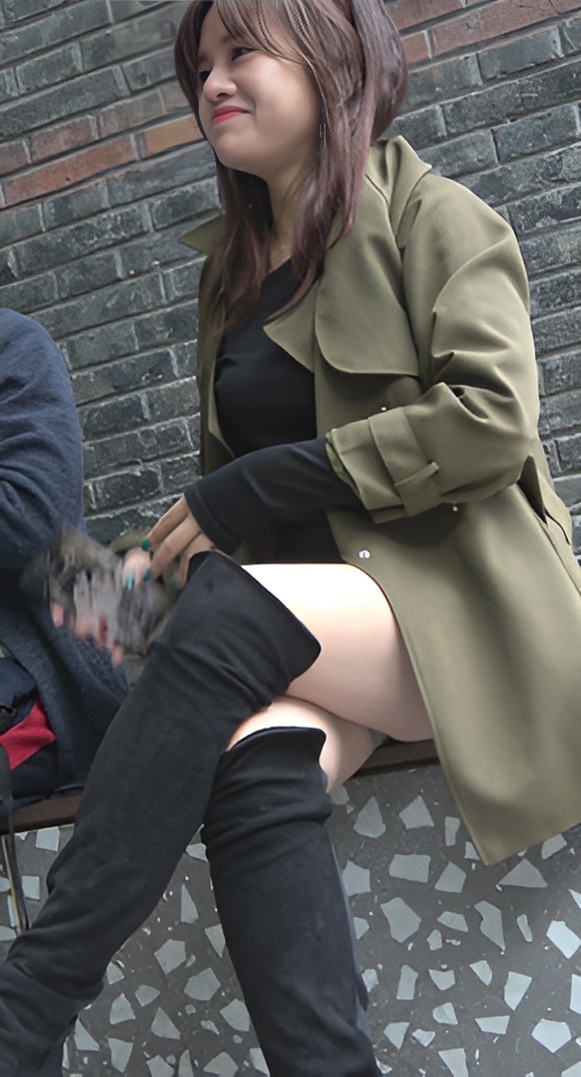 坐在台阶上的高靴小皮裙美女[1.22G/MP4]