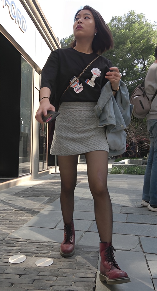 黑丝短发小姐姐[1.37G/MP4]