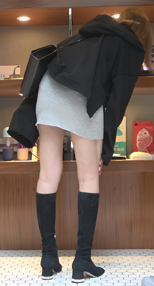 白嫩嫩的黑靴小姐姐[1.14G/MP4]