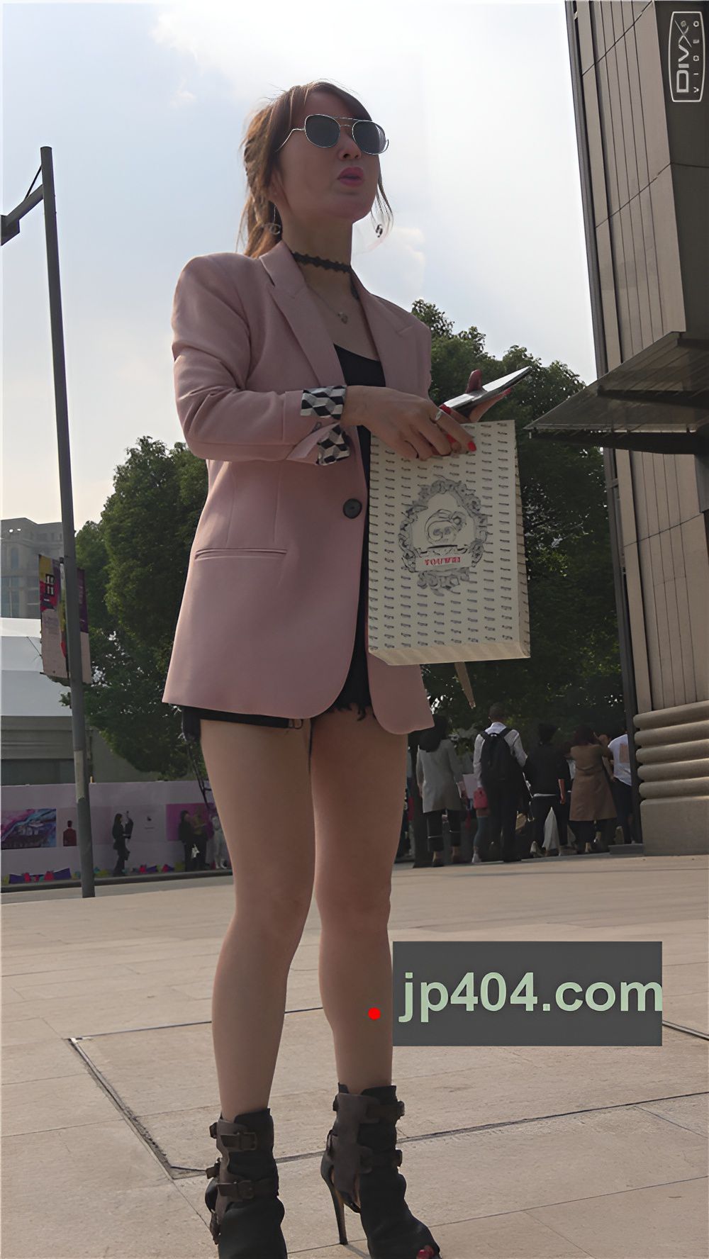 戴着墨镜的高跟小姐姐[1.31G/MP4]