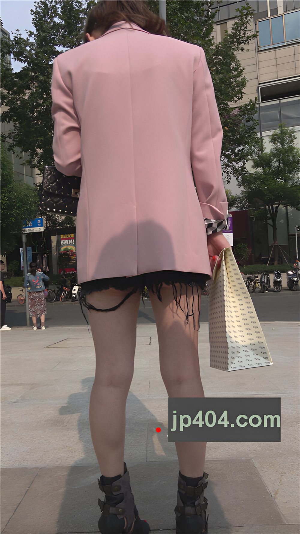 戴着墨镜的高跟小姐姐[1.31G/MP4]