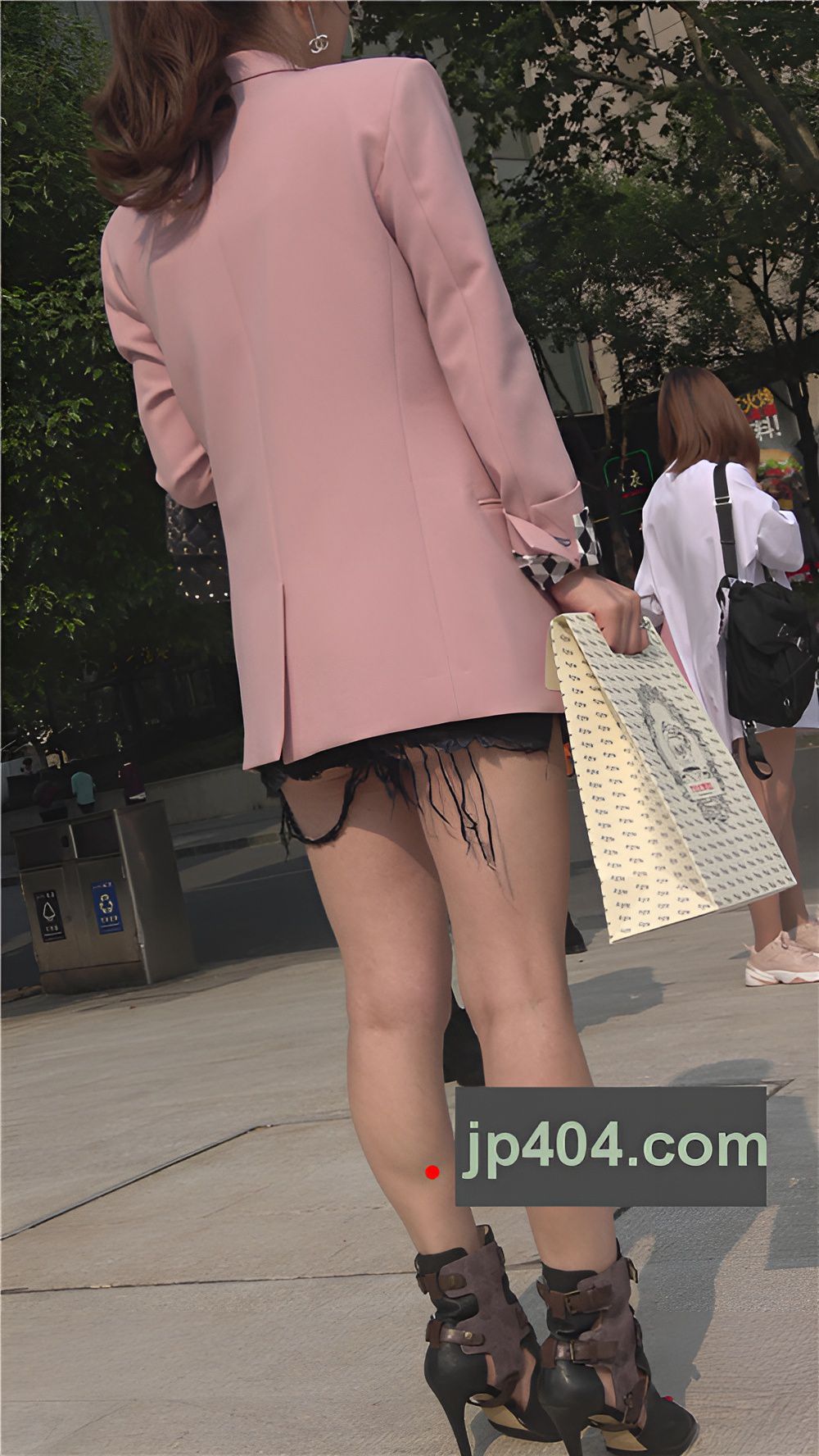 戴着墨镜的高跟小姐姐[1.31G/MP4]