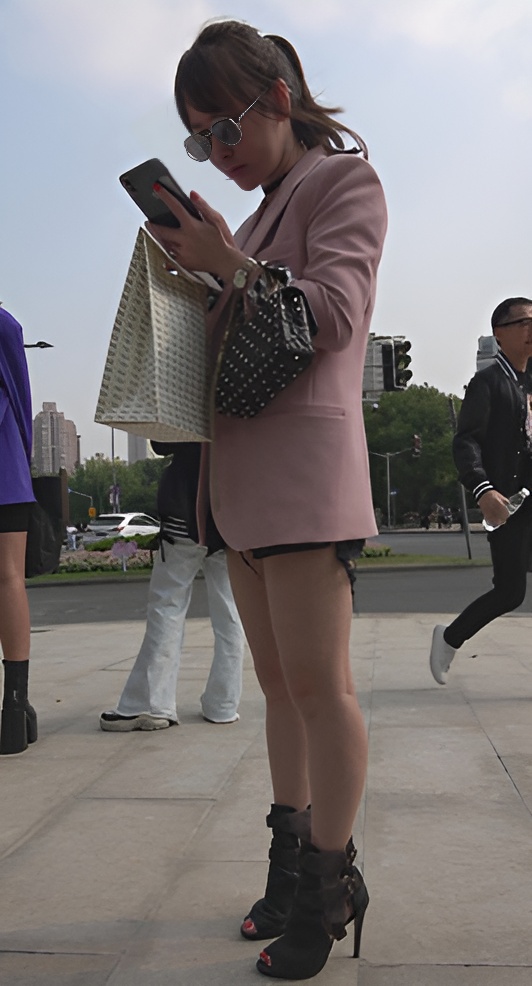 戴着墨镜的高跟小姐姐[1.31G/MP4]