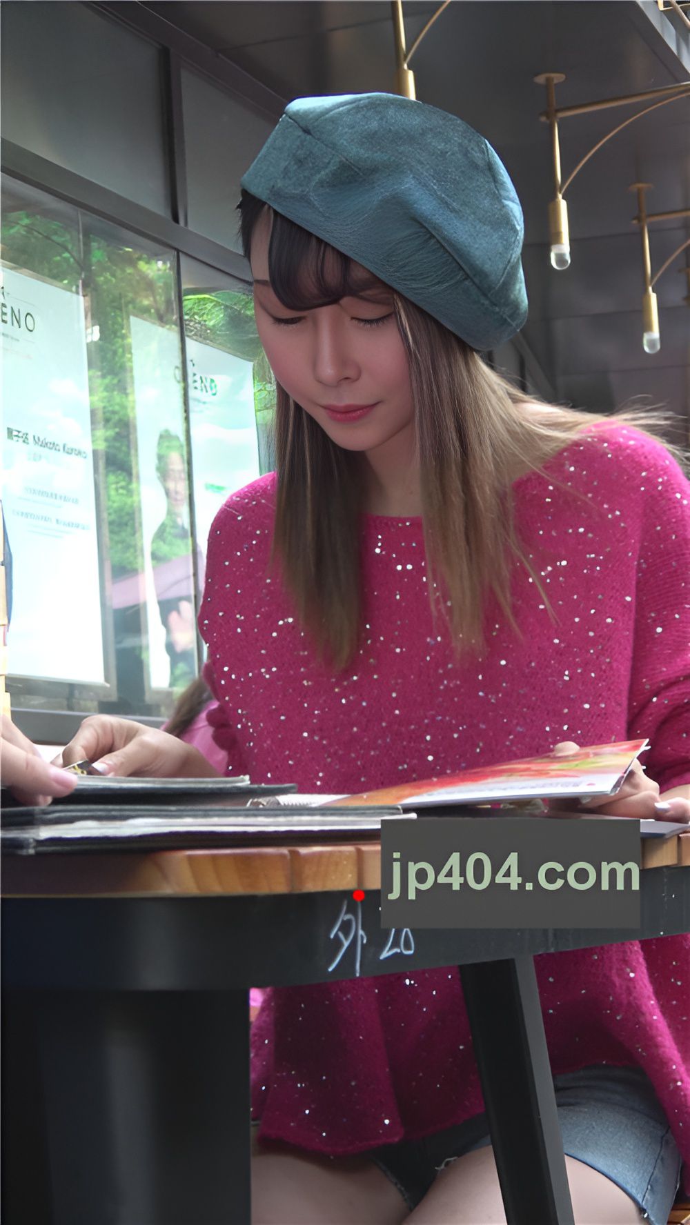 黑色高靴红衣美女[1.32G/MP4]