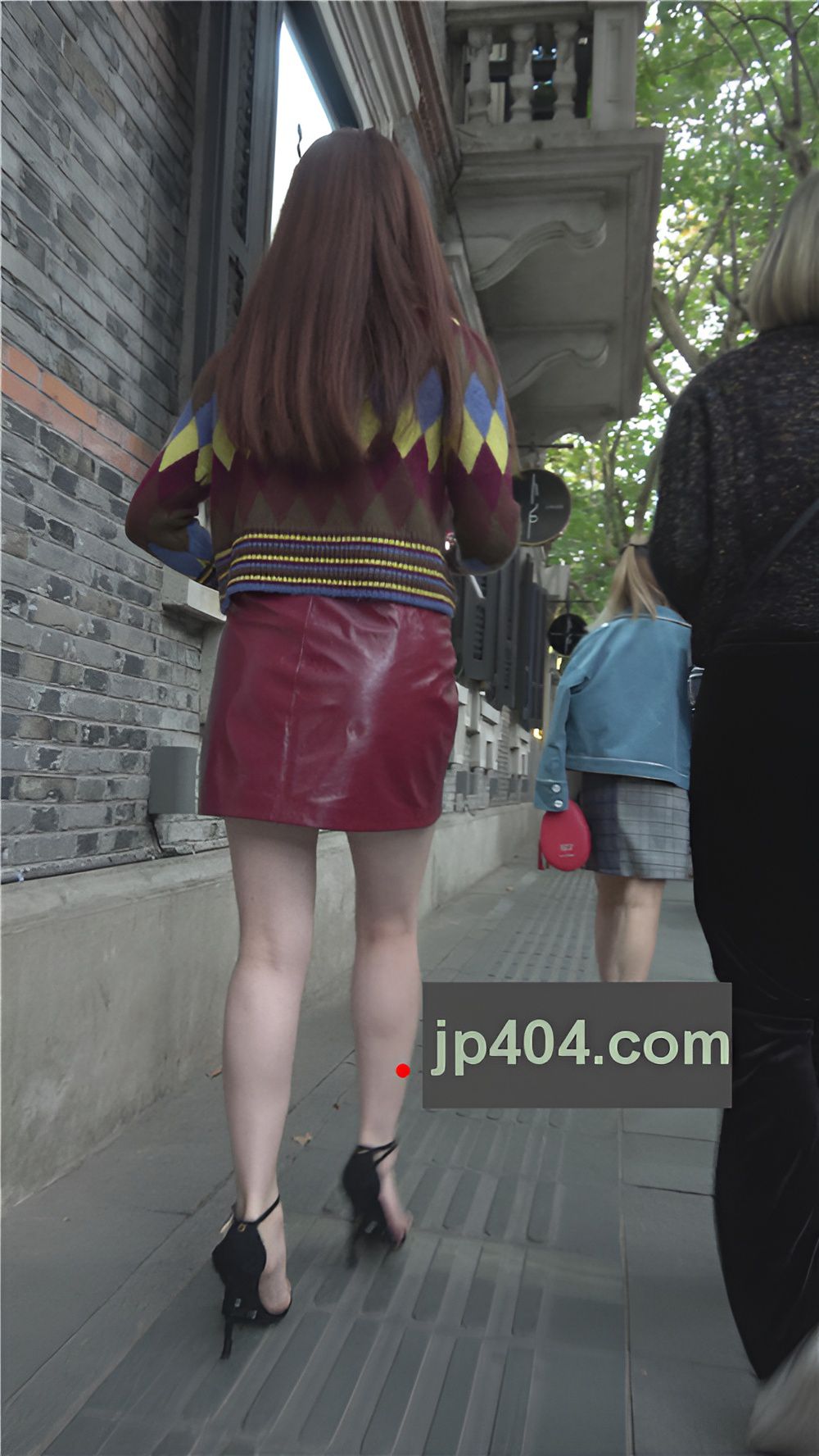 吸烟的红色皮裙MM[1.01G/MP4]