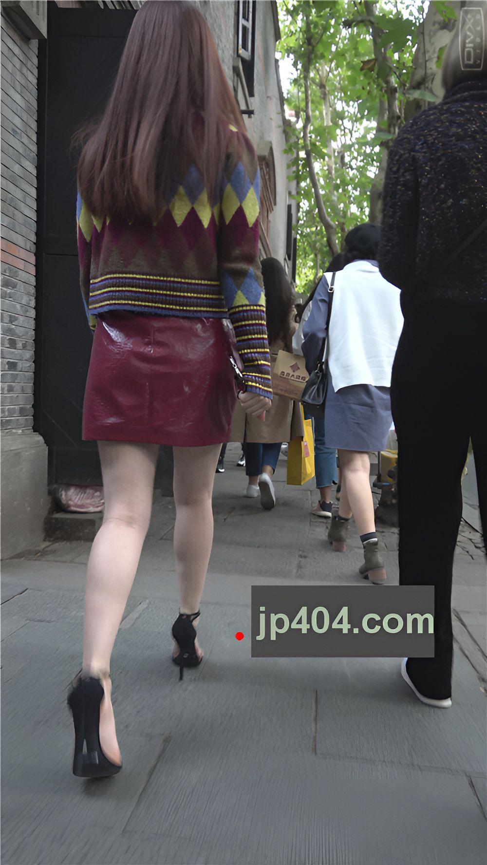 吸烟的红色皮裙MM[1.01G/MP4]