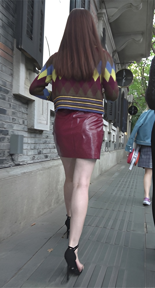 吸烟的红色皮裙MM[1.01G/MP4]