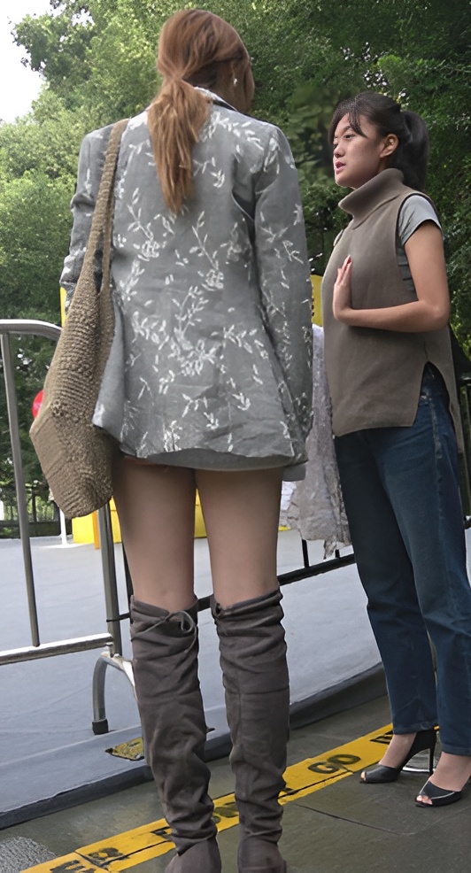 街拍灰色高靴小姐姐[1.66G/MP4]