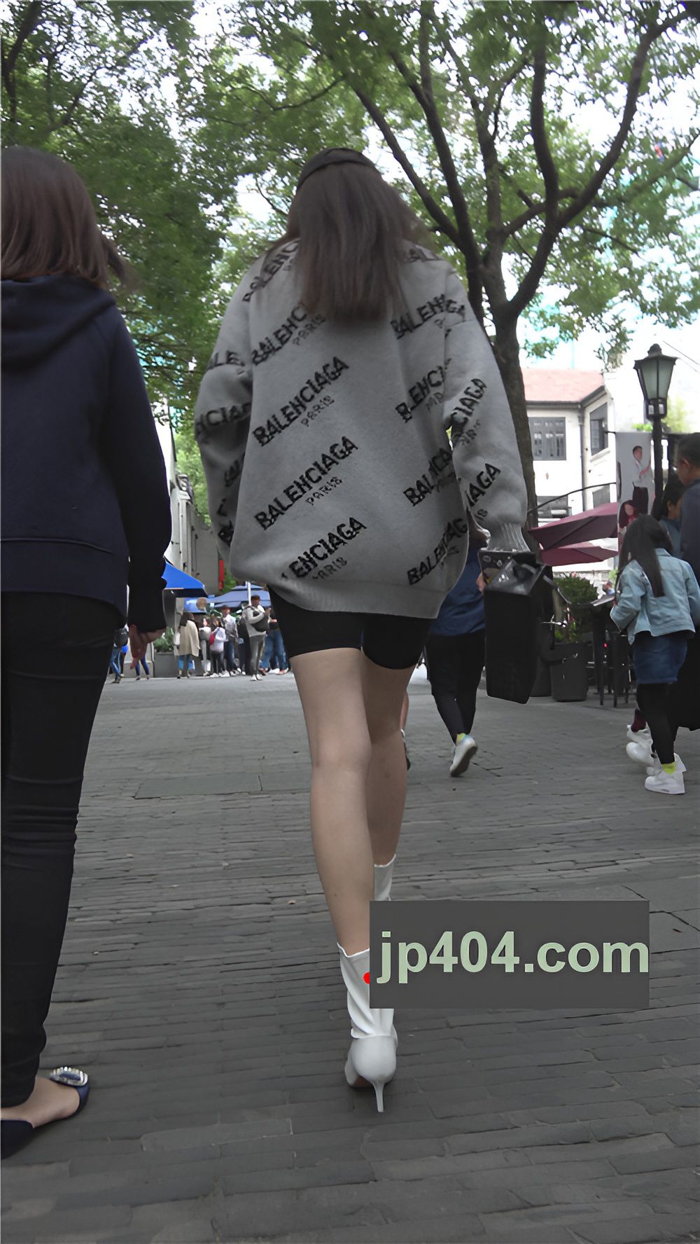 苗条的长腿美女[1.66GM/MP4]