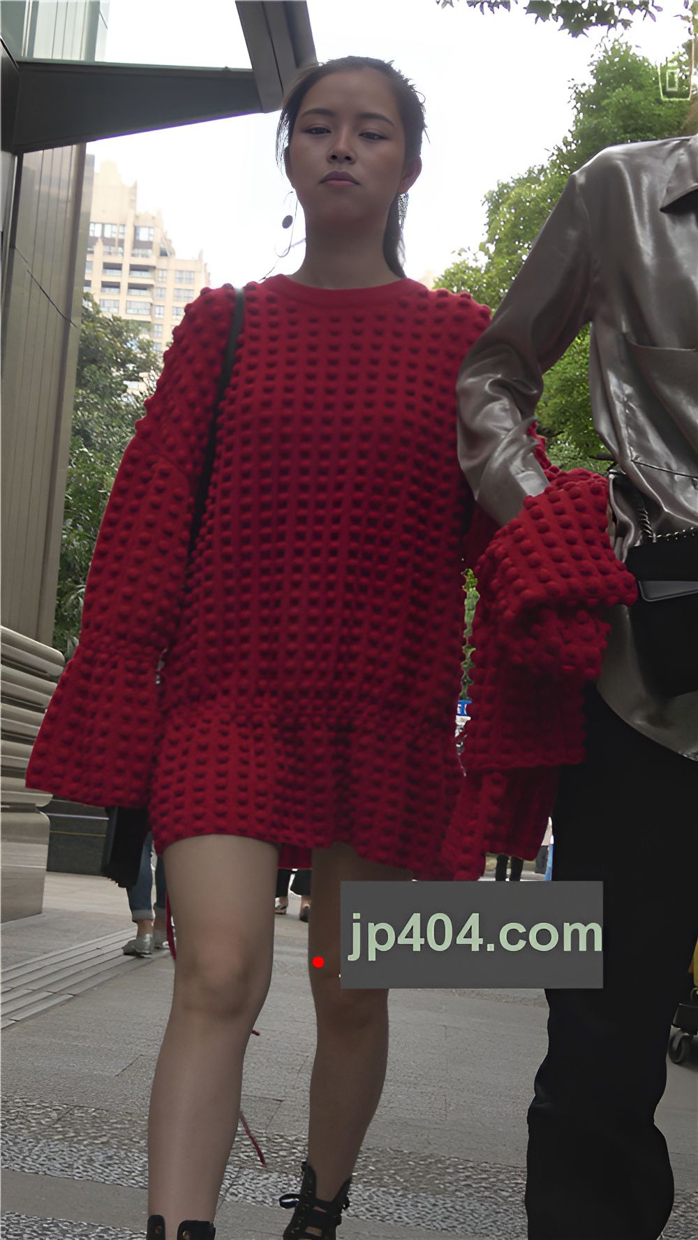 漂亮的红色连体衣小姐姐[639M/MP4]