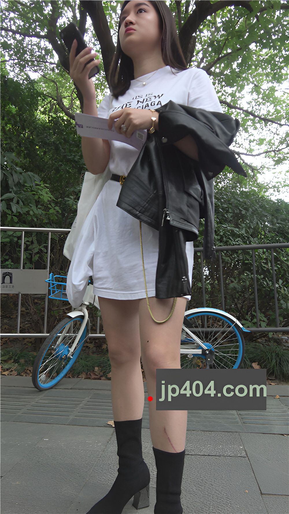 白色连衣裙裸腿小姐姐[653M/MP4]