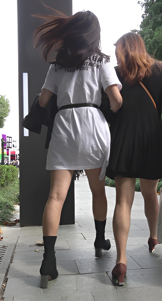 白色连衣裙裸腿小姐姐[653M/MP4]