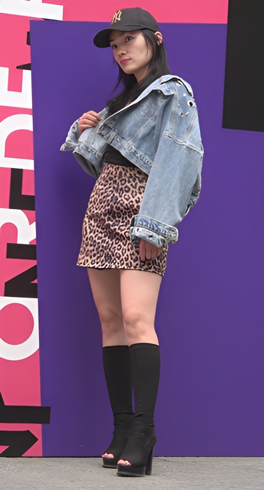 戴着鸭舌帽的豹纹裙美女[1.2G/MP4]