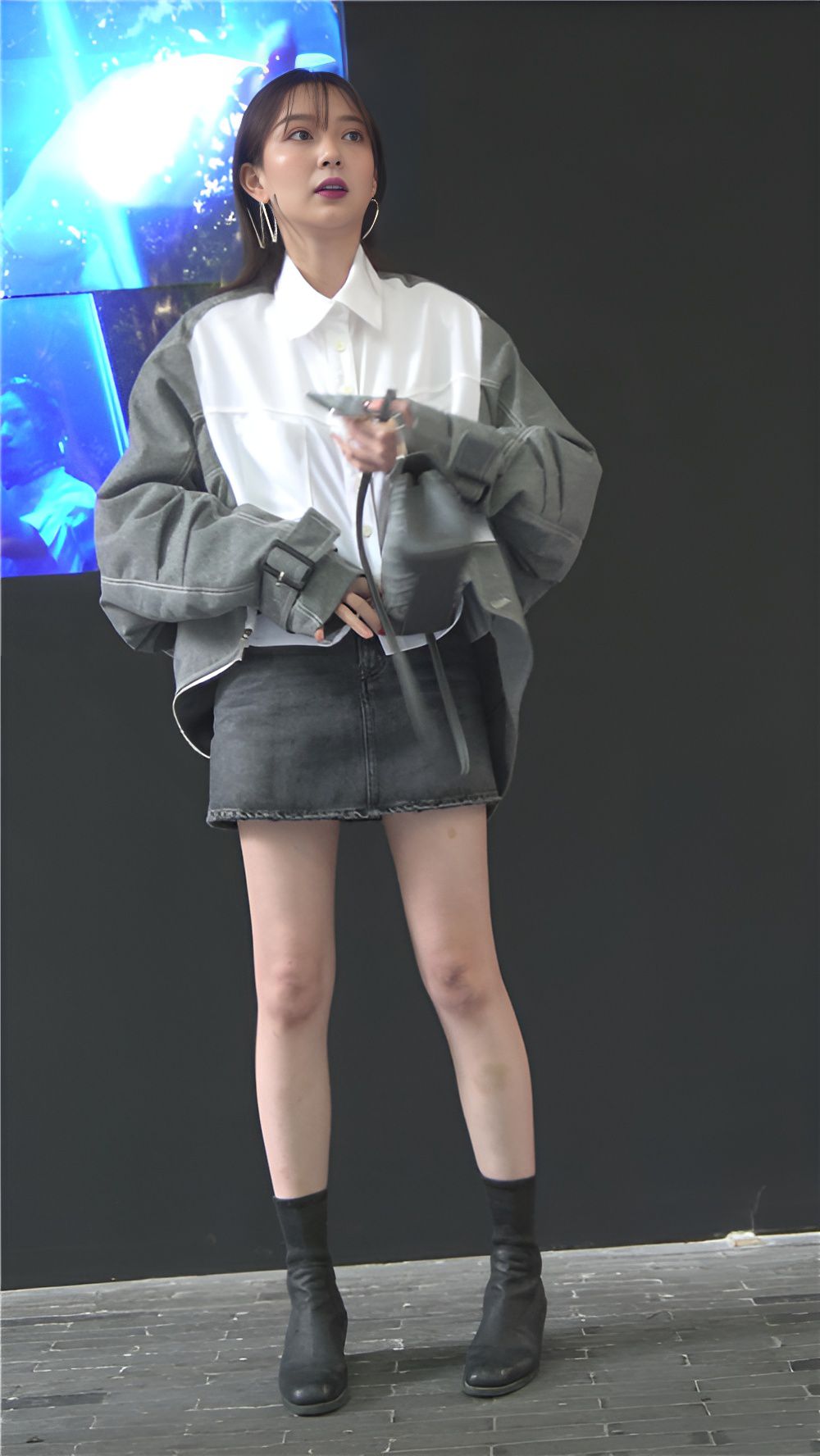 黑靴牛仔裙美女[1.72G/MP4]