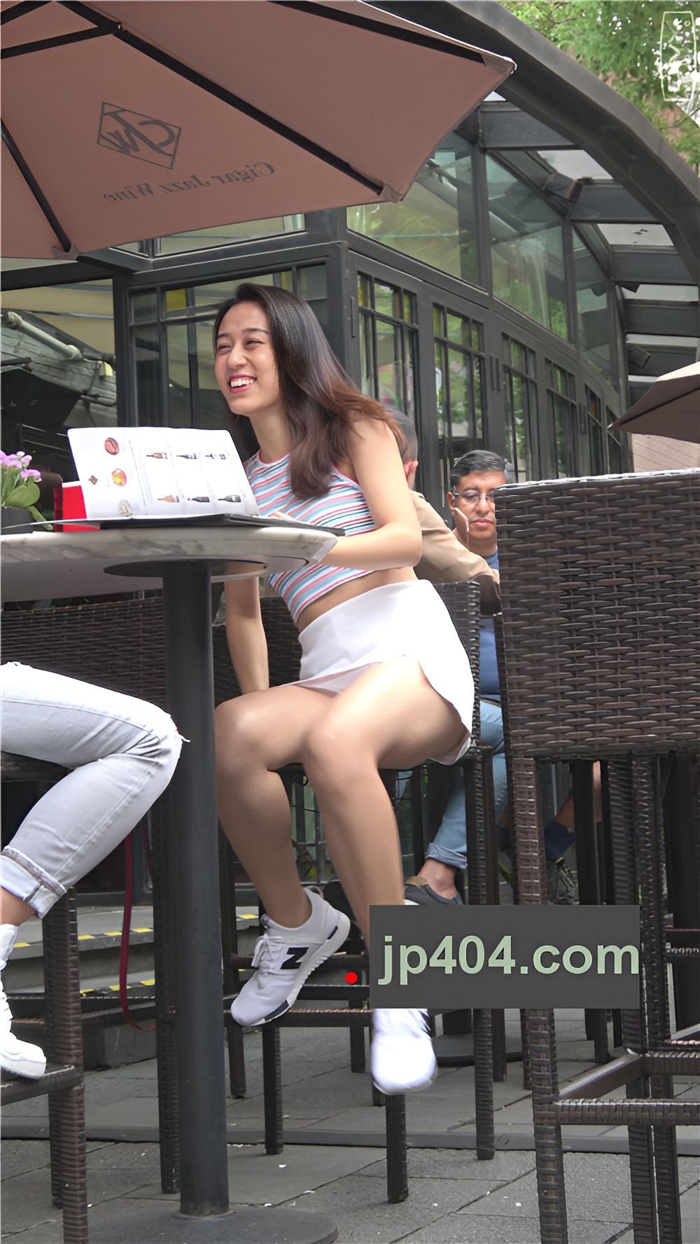 露腰白裙小姐姐[1.4G/MP4]