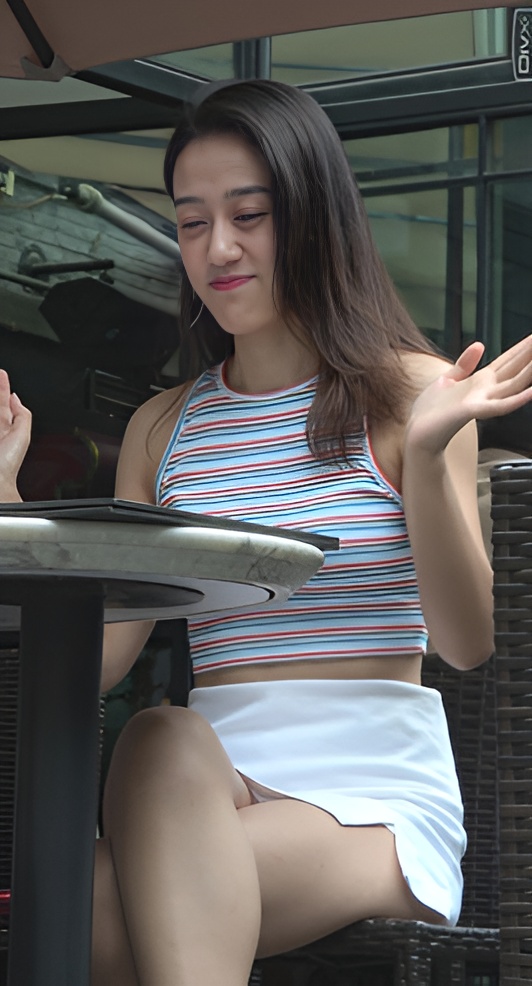 露腰白裙小姐姐[1.4G/MP4]