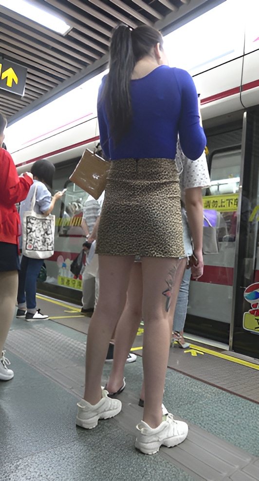 地铁上的豹纹高腰裙美女[1.23G/MP4]