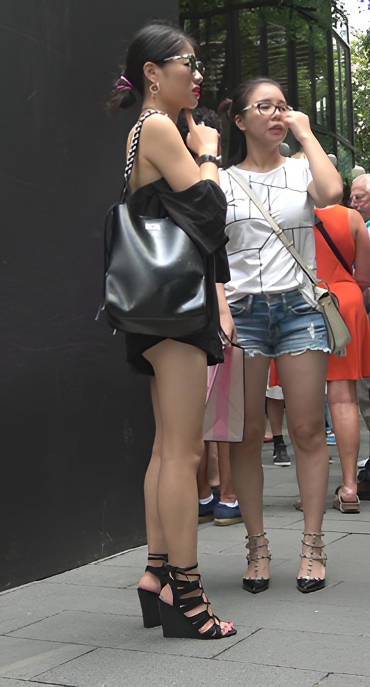 黑色抹胸装妹子[1.12G/MP4]