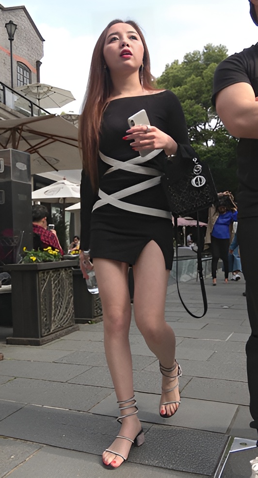 漂亮的长发连体裙美女[1.56G/MP4]