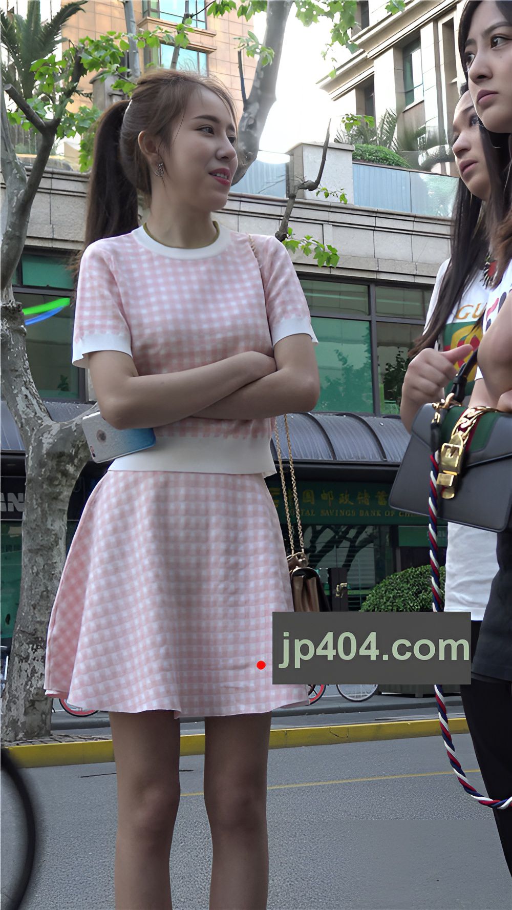 街拍粉裙美女[775M/MP4]