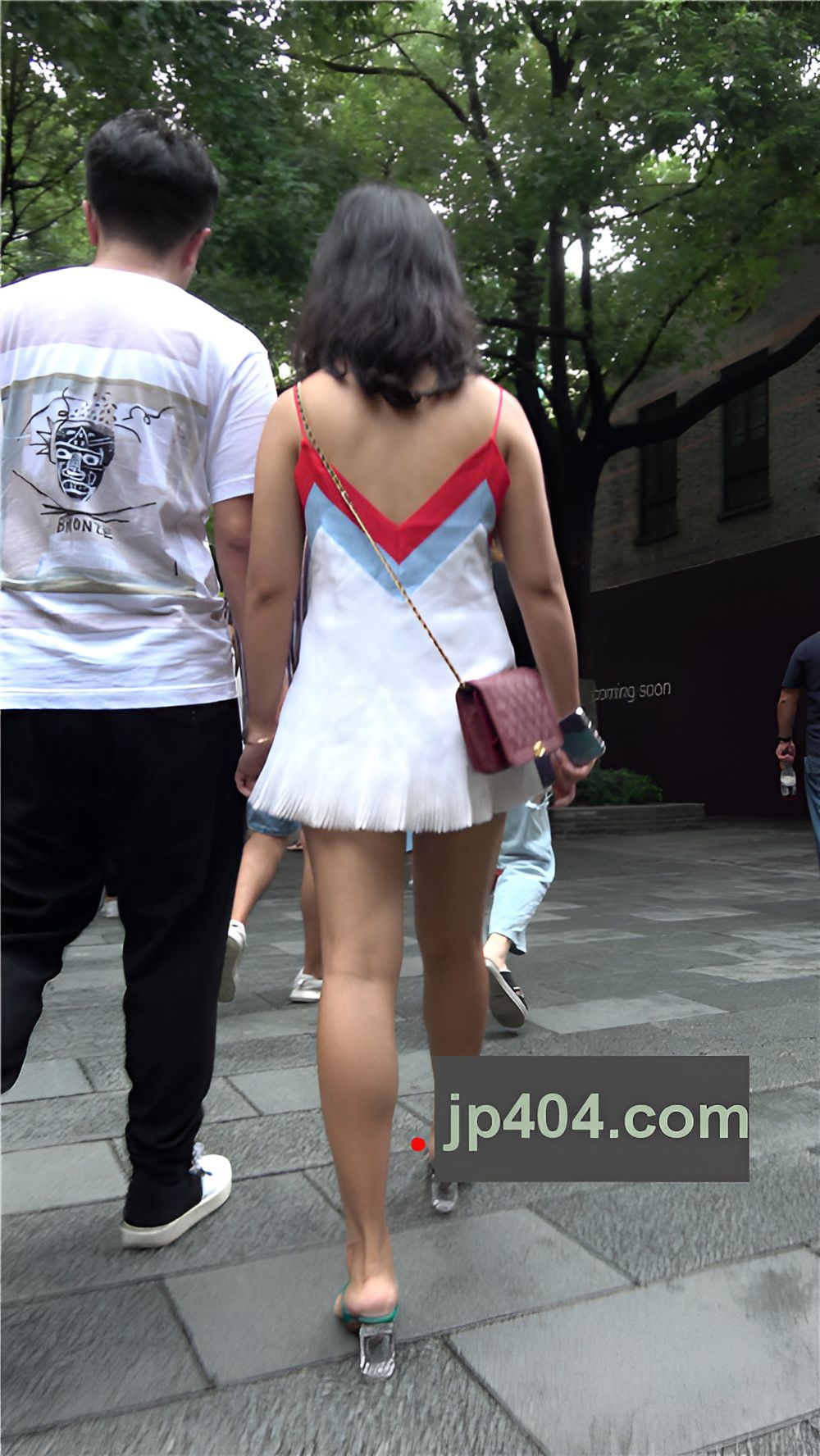 吊带连体裙妹子[727M/MP4]