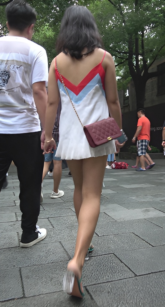 吊带连体裙妹子[727M/MP4]