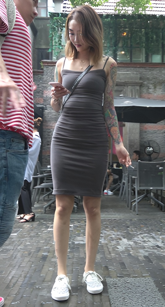 灰色连体裙花臂小姐姐[1.99G/MP4]