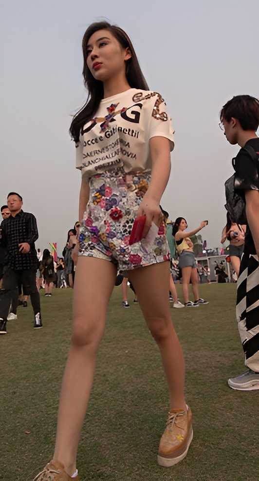 漂亮的高腰短裤美女[940M/MP4]