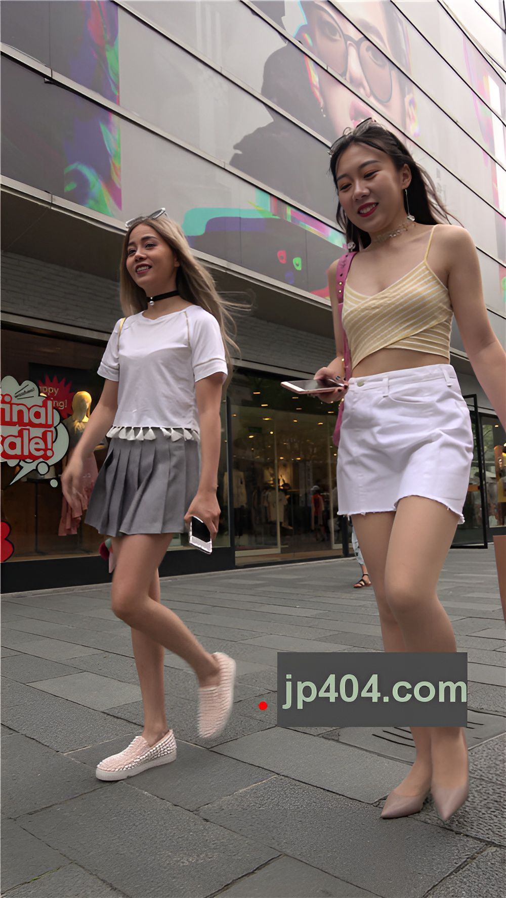 漂亮的吊带白裙妹子[1.11G/MP4]