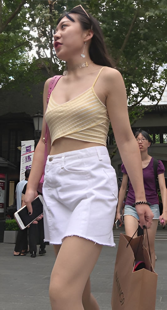 漂亮的吊带白裙妹子[1.11G/MP4]