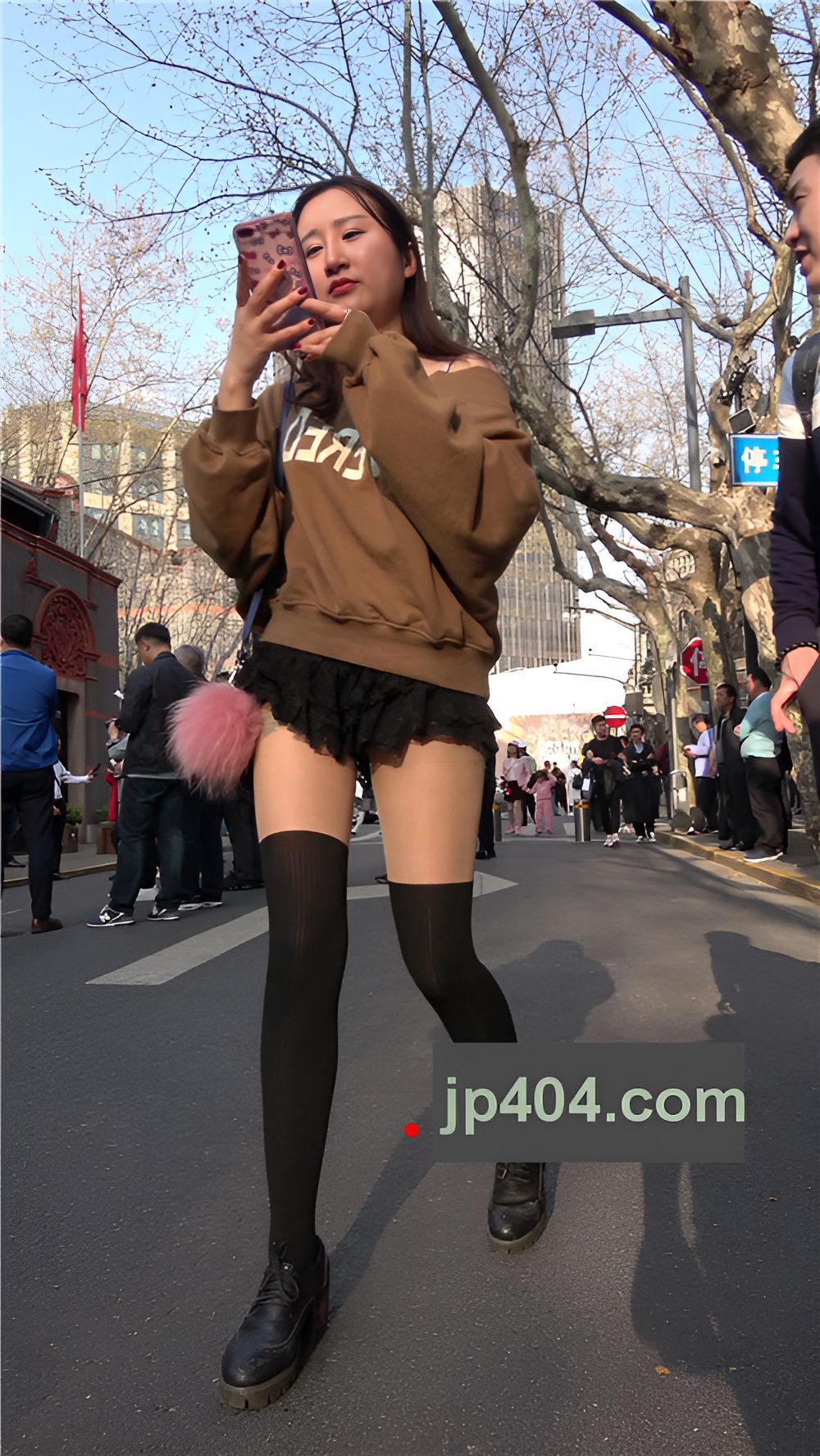 黑色高筒袜短裙美女[1.57G/MP4]