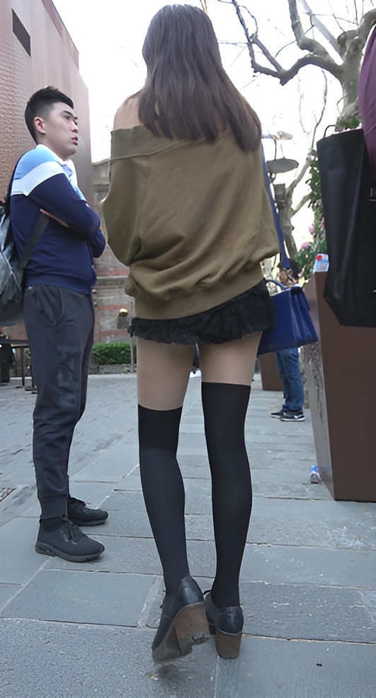 黑色高筒袜短裙美女[1.57G/MP4]