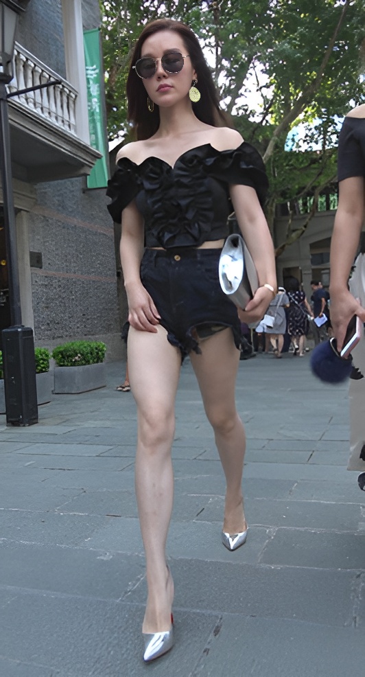 戴着墨镜的美女[822M/MP4]