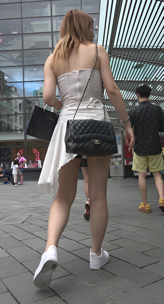 漂亮的抹胸装美女[1.82G/MP4]