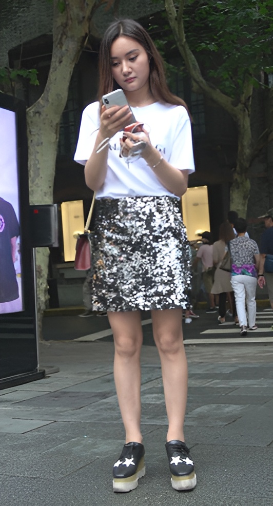 喜欢自拍的漂亮美女[1.67G/MP4]