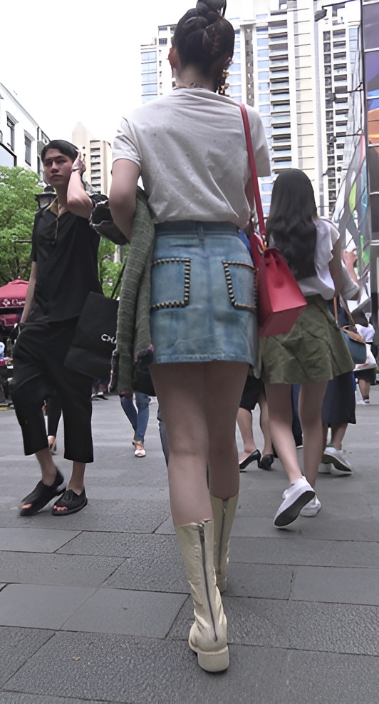 牛仔裙美女[716M/MP4]