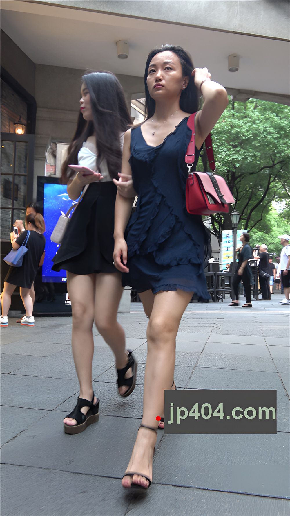 裸腿连衣裙小姐姐[782M/MP4]