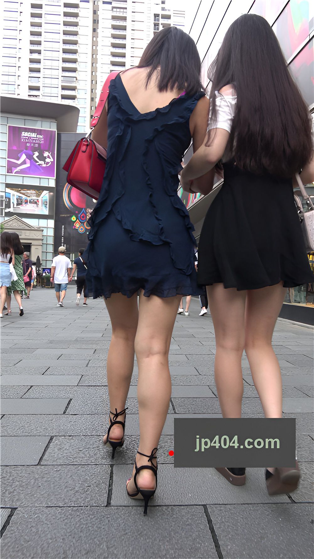 裸腿连衣裙小姐姐[782M/MP4]