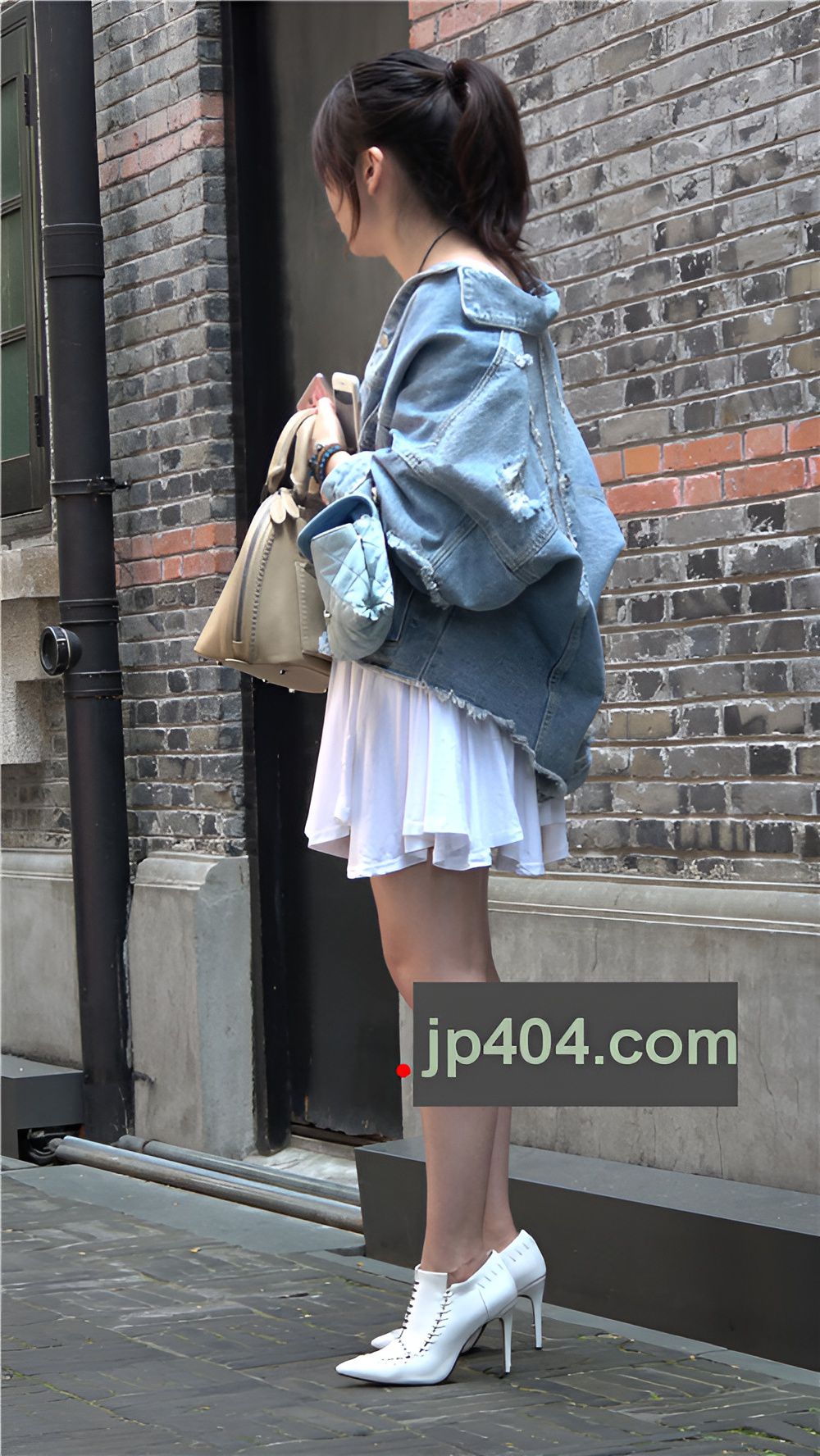 拍照的白裙妹子[2.02G/MP4]