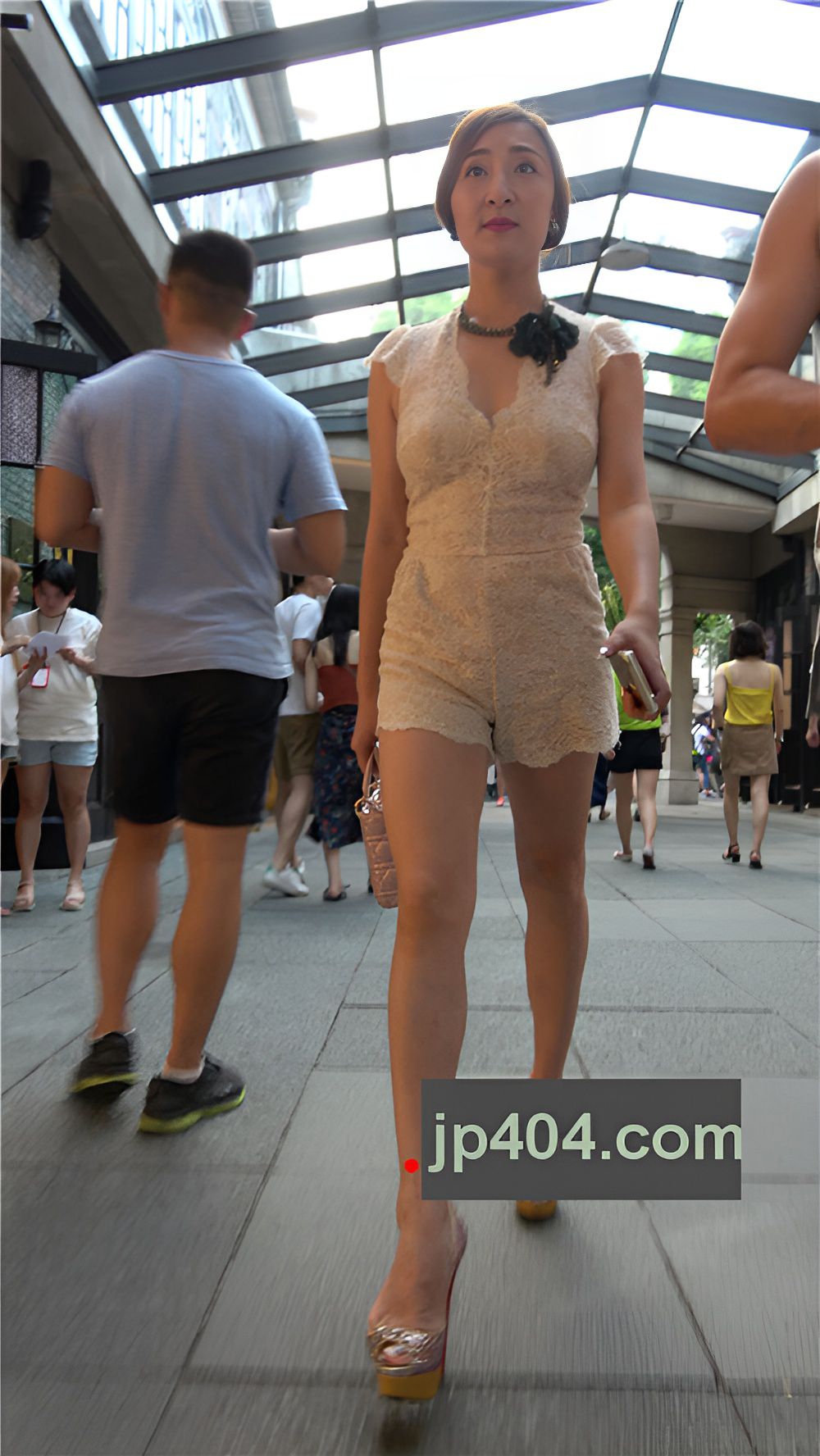 白色连体衣美女[1.3G/MP4]