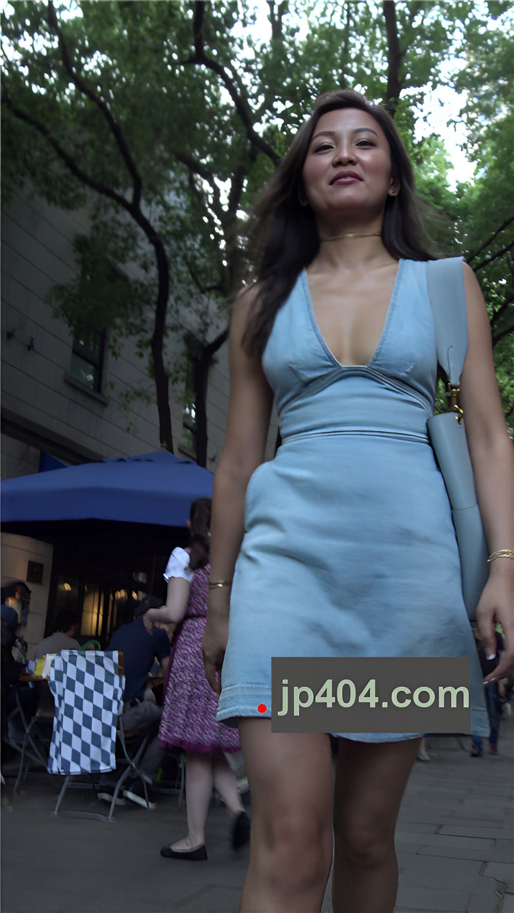 性感的V领牛仔裙美眉[1.14G/MP4]