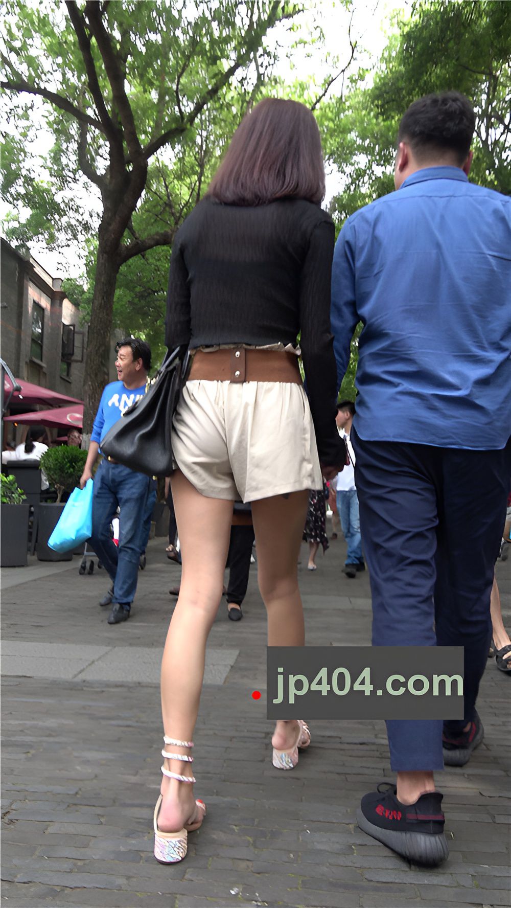 漂亮的短裤裸腿美女[606M/MP4]