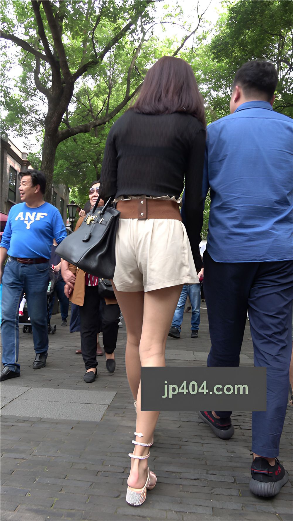 漂亮的短裤裸腿美女[606M/MP4]