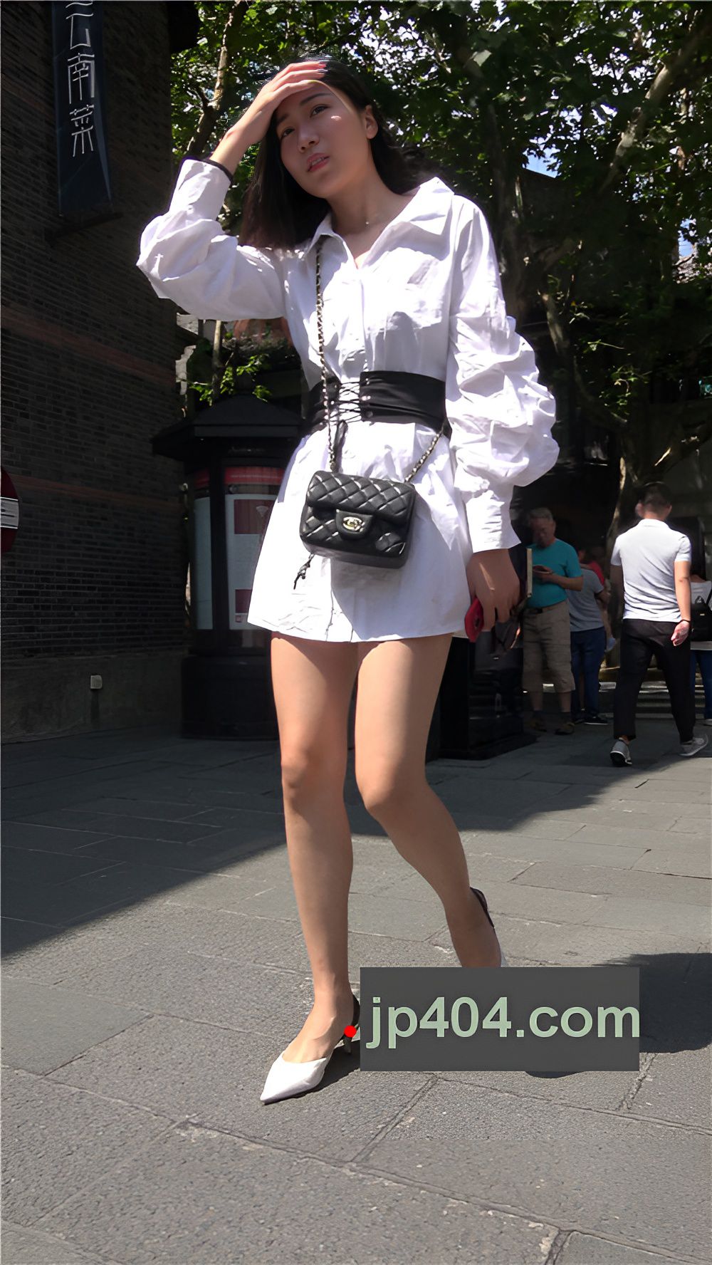 连体白衣小姐姐[808M/MP4]