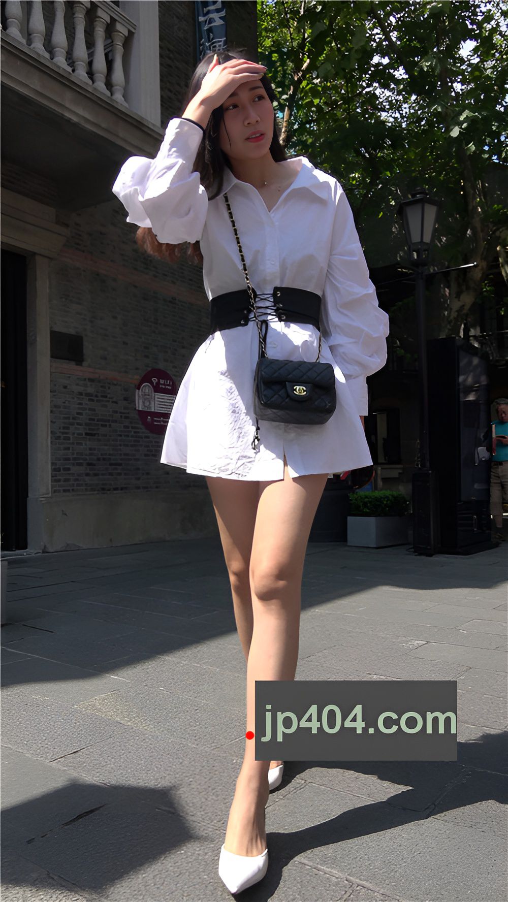 连体白衣小姐姐[808M/MP4]