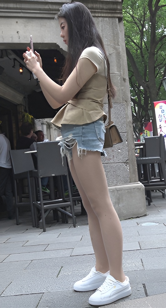 宽松的牛仔短裤妹子[453M/MP4]