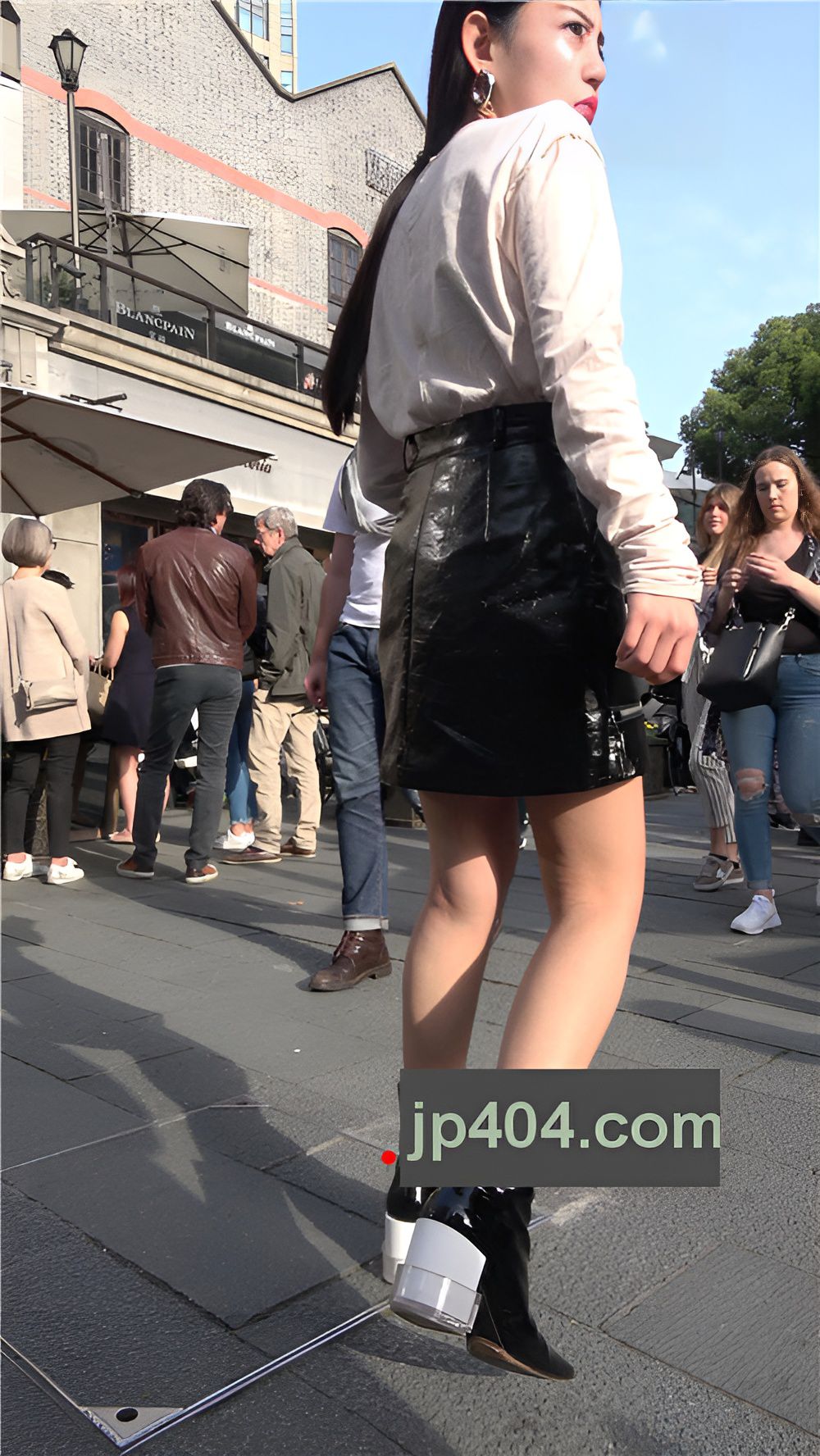 漂亮的黑色皮裙美女[1.6G/MP4]