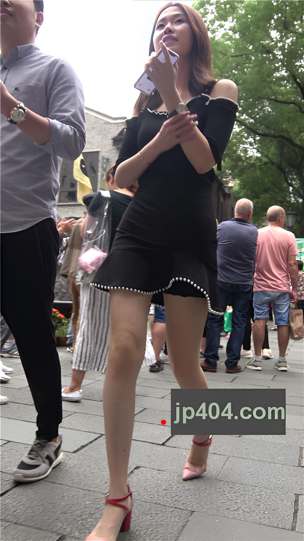 黑色连衣裙小姐姐[910M/MP4]